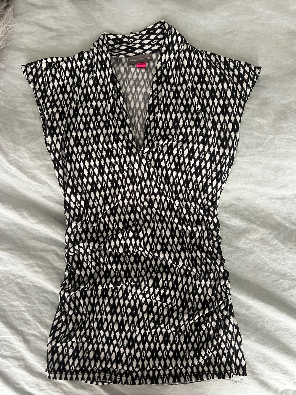 Vince Camuto Black & White Geometric V-Neck Cap-Sleeve Top
